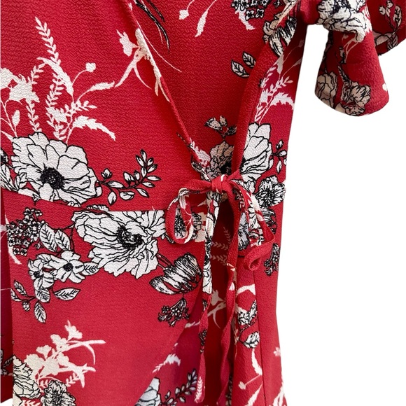 Bobeau short sleeve red floral wrap top w/ front clasp - Picture 2 of 4